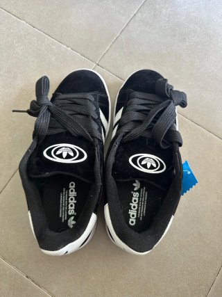 Zapatillas Adidas Negras y Blancas Nuevas