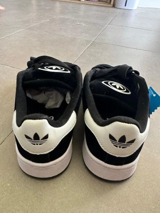 Zapatillas Adidas Negras y Blancas Nuevas