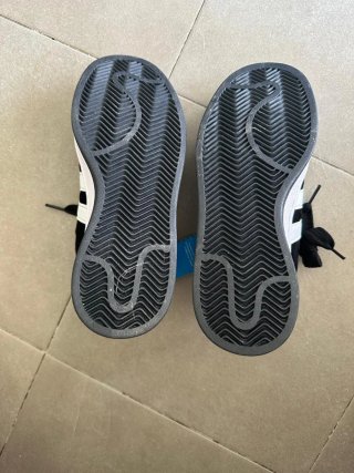 Zapatillas Adidas Negras y Blancas Nuevas