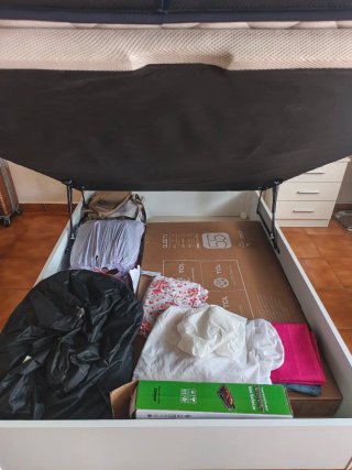 Base de cama blanca con cabecero +2 estufas .