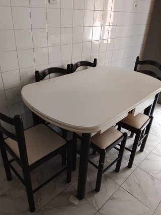 Mesa y 4 Sillas Comedor