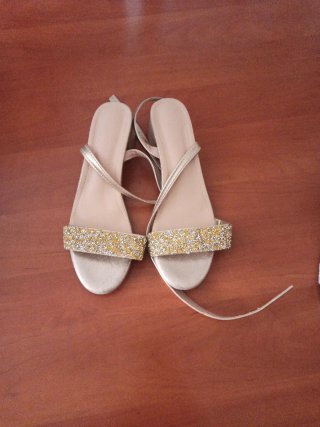 Sandalias doradas con pedrería