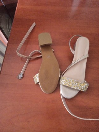 Sandalias doradas con pedrería