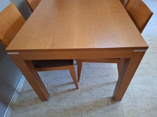 Mesa de comedor con 4 sillas