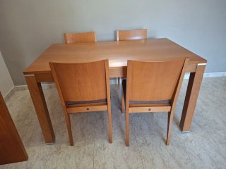 Mesa de comedor con 4 sillas