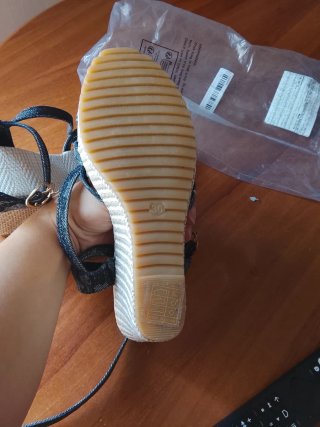 Cuñas beige y negras