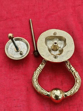 Aldaba de bronce antigua con león