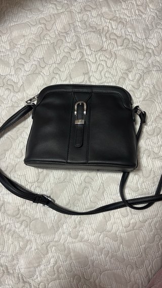 Bolso negro con hebilla