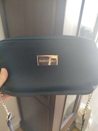 Bolso negro con cadena dorada