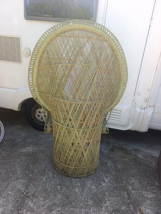 Sillón de mimbre estilo peacock