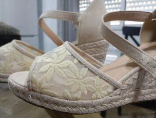 Sandalias cuña esparto beige bordadas