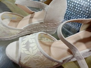 Sandalias cuña esparto beige bordadas