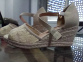 Sandalias cuña esparto beige bordadas
