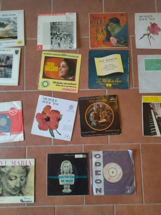 Lote 24 vinilos 45 RPM música variada