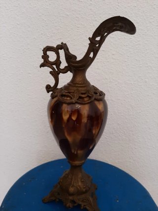 Jarra de porcelana y metal