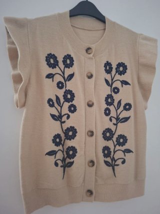 Chaleco beige con flores
