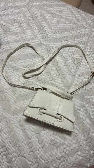 Bolso blanco pequeño con asa y correa