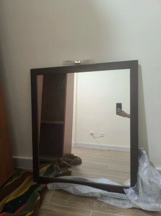 Mueble de baño con encimera de piedra y espejo.