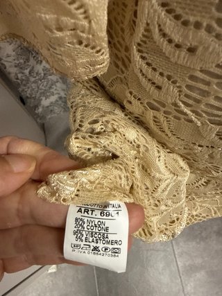 Vestido de encaje beige asimétrico