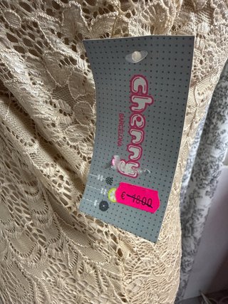 Vestido de encaje beige asimétrico