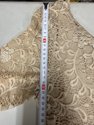 Vestido de encaje beige asimétrico