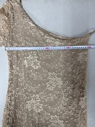 Vestido de encaje beige asimétrico