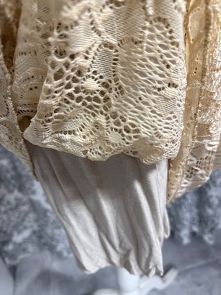 Vestido de encaje beige asimétrico