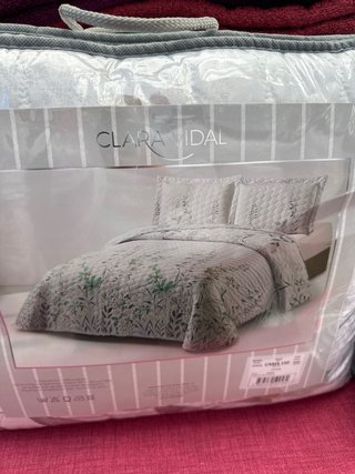Colcha Clara Vidal floral rosa y blanco