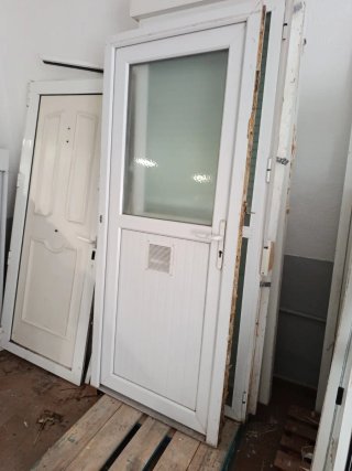 Puerta blanca baño/balcón con cristal