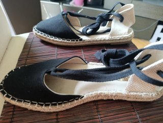 Alpargatas planas negras con cintas