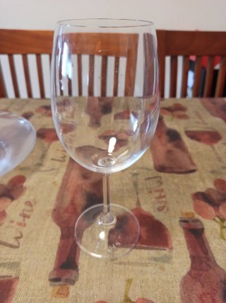 Escanciador de vino con 2 copas