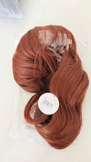 Peluca Caoba con Flequillo Ondulado