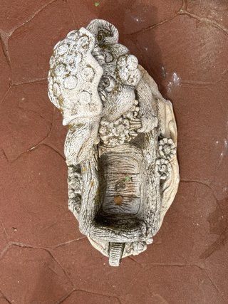 Jardinera de piedra con figura de conejo