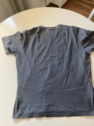 Camiseta Pull&Bear gris con cerezas