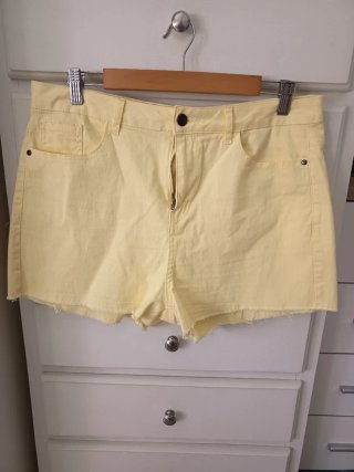 Shorts amarillos de mezclilla