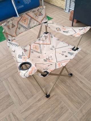 Silla plegable con asas y portavasos