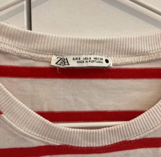 Camiseta de rayas rojas y blancas