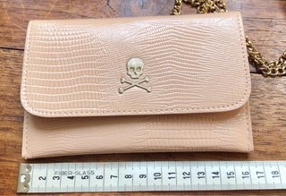 Rebajado Bolso beige con calavera dorada Scalpers