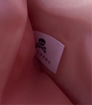 Rebajado Bolso beige con calavera dorada Scalpers