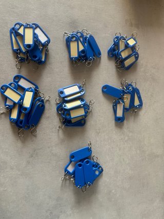 Llaveros azules con etiqueta amarilla