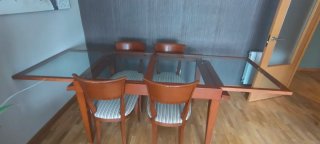 Mesa de salón con 4 sillas