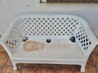 Banco de plástico duro blanco