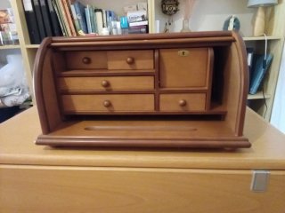 Bureau de madera marrón.