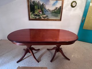 Mesa de comedor ovalada de madera