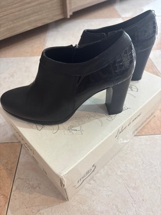 Botín negro tacón alto piel efecto cocodrilo