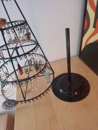 Expositor de pendientes negro.