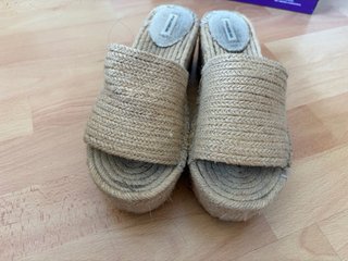 Sandalias Pull&Bear esparto plataforma beige