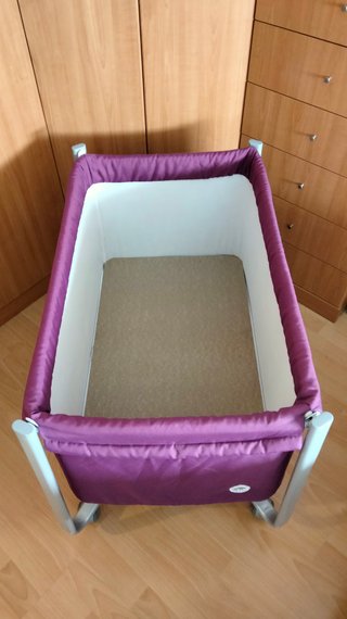 Minicuna morada casi nueva, sin colchón