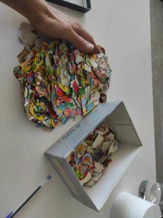 Caja Cromos troquelados con diseño floral y otros