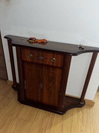 Mueble de madera con cajón y puerta